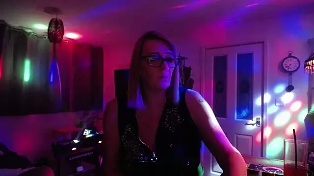 Snapshot of COUPLE4VOYEUR01 chatting on March 28, 2026, 7:35 pm COUPLE4VOYEUR01 online show from March 28, 2026, 7:35 pm