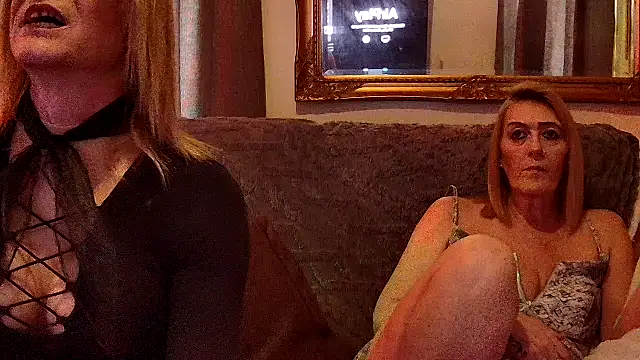 Snapshot of COUPLE4VOYEUR01 chatting on April 4, 2026, 6:05 pm COUPLE4VOYEUR01 online show from April 4, 2026, 6:05 pm