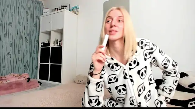 KenzieDawton online show from February 26, 2025, 6:32 pm