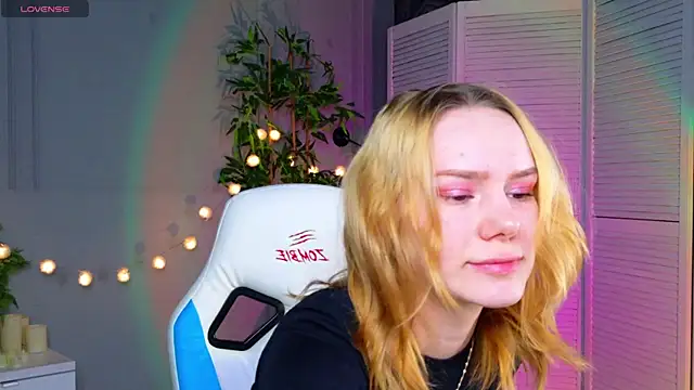 Snapshot of Ramona___ chatting on April 10, 2026, 1:27 pm Ramona online show from April 10, 2026, 1:27 pm