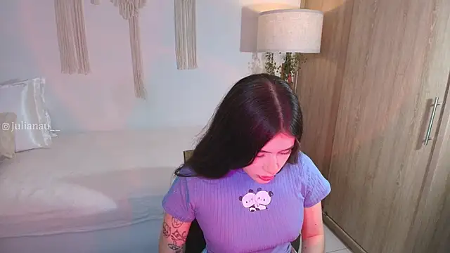 iriswest  online show from November 22, 2025, 12:42 am