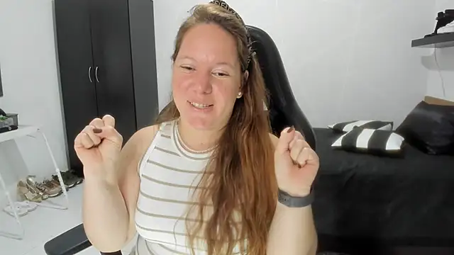 Snapshot of tamy_shine87 chatting on November 15, 2025, 9:43 pm tamy shine87 online show from November 15, 2025, 9:43 pm