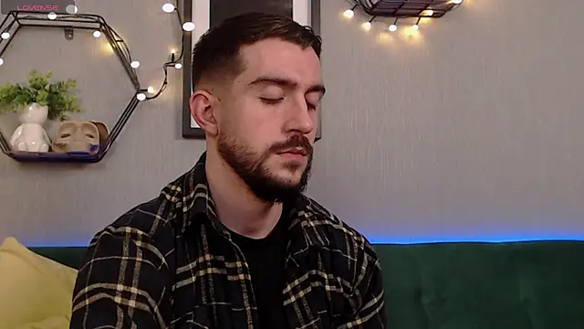 Snapshot of Dylan_Best chatting on December 27, 2024, 12:29 am Dylan Best online show from December 27, 2024, 12:29 am