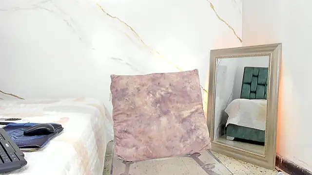 IsiisLovei online show from September 10, 2025, 2:39 pm