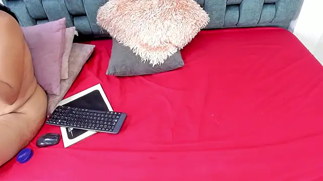 IsiisLovei online show from December 20, 2025, 12:01 pm