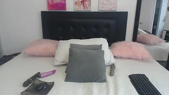 katiehotx online show from October 2, 2025, 1:40 pm