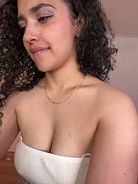 Snapshot of Lucy_Marin chatting on January 25, 2025, 1:43 am Lucy Marin online show from January 25, 2025, 1:43 am