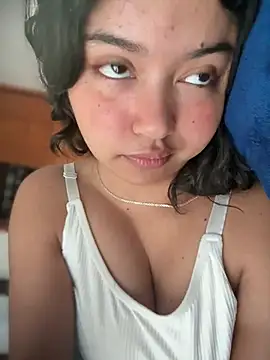Snapshot of Peach_Girll chatting on May 8, 2026, 3:28 pm Peach Girll online show from May 8, 2026, 3:28 pm