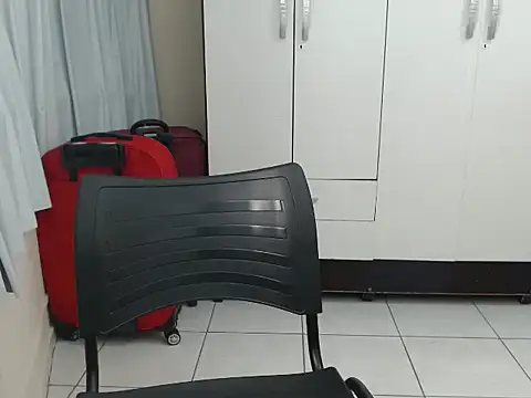 Snapshot of vaholiver chatting on February 12, 2026, 6:25 pm vaholiver online show from February 12, 2026, 6:25 pm