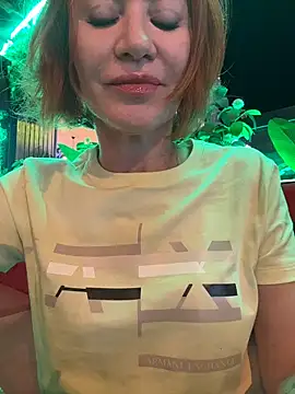 Jullia Moor online show from June 1, 2026, 8:10 pm