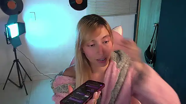 Snapshot of Saucy_Jenn chatting on April 24, 2026, 4:26 am Saucy Jenn online show from April 24, 2026, 4:26 am