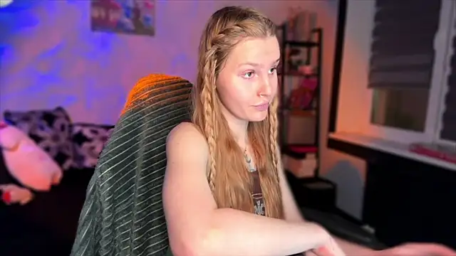 Chanel Gill online show from December 4, 2025, 7:22 pm