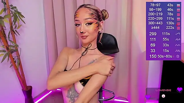 Bella-White online show from October 13, 2025, 1:11 pm