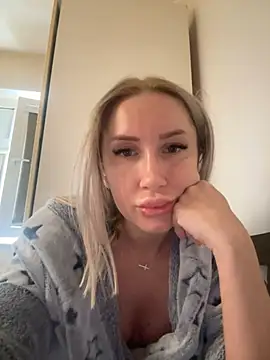 LexxiLow online show from February 18, 2025, 8:49 am