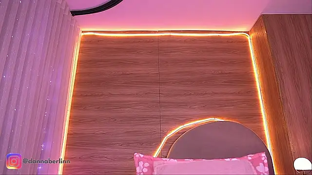 danna berlin  online show from March 27, 2026, 7:24 pm