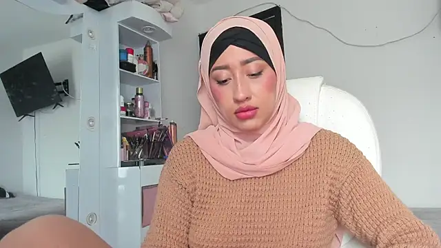 Snapshot of adila_anich chatting on September 19, 2025, 6:30 pm adila anich online show from September 19, 2025, 6:30 pm