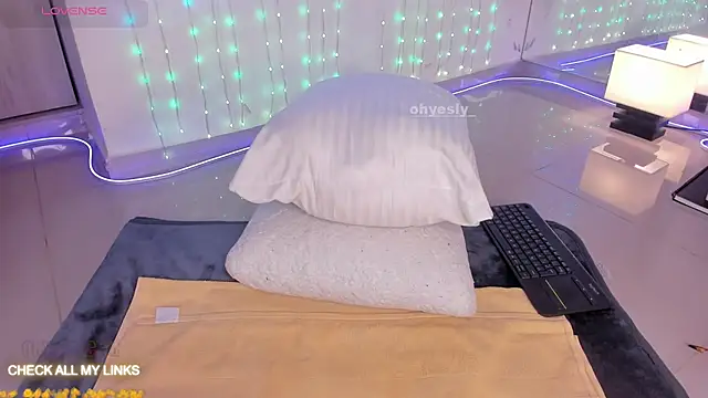 ohyesly  online show from November 6, 2025, 11:00 am