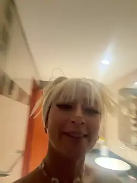 Mia-Bloom online show from March 20, 2025, 9:48 am