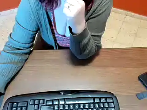 NikkiHolland online show from February 6, 2025, 9:22 am