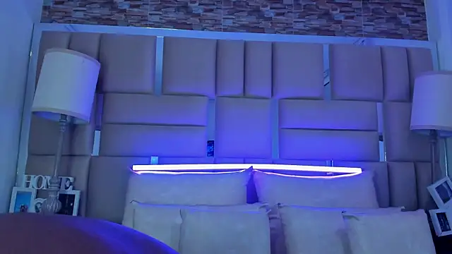 ShaniaBrownn online show from October 17, 2025, 7:49 pm