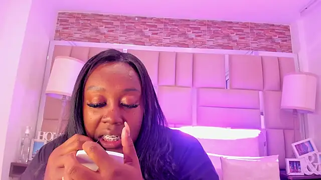 ShaniaBrownn online show from November 20, 2025, 7:35 pm