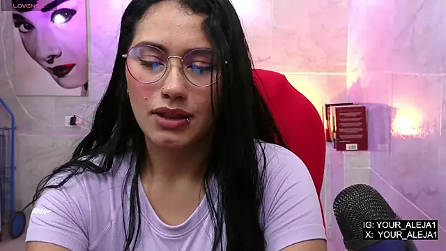 Snapshot of LauraRuiz1 chatting on May 15, 2026, 11:01 pm LauraRuiz1 online show from May 15, 2026, 11:01 pm