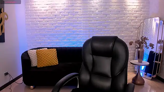 ToriCrossX online show from March 6, 2025, 1:03 pm