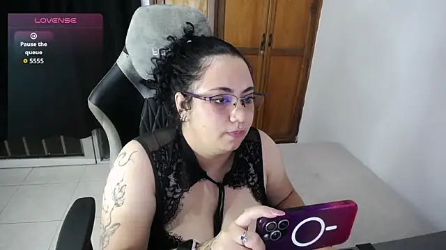 desireefiore online show from April 22, 2026, 2:14 am