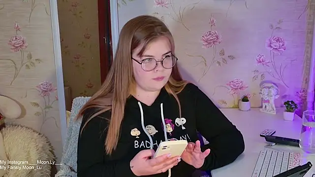 Snapshot of sinnamon_ chatting on October 19, 2025, 12:39 pm sinnamon  online show from October 19, 2025, 12:39 pm