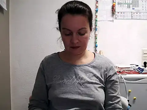 LoveNBloom online show from January 31, 2025, 6:25 pm