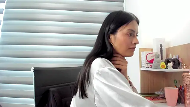 nia  white online show from February 10, 2025, 5:19 pm