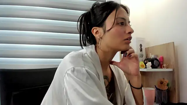 nia  white online show from February 21, 2025, 5:20 pm