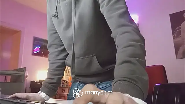 Snapshot of der_dino30 chatting on February 10, 2025, 12:41 am der dino30 online show from February 10, 2025, 12:41 am