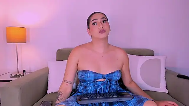 ISABELLASSMITH online show from March 19, 2025, 4:57 am