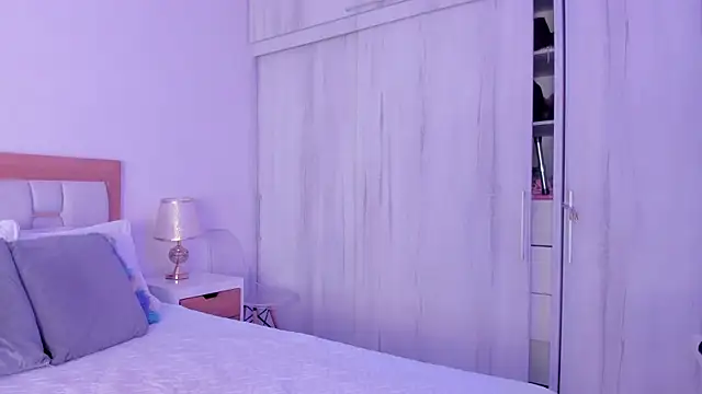 mia hank online show from October 30, 2025, 11:44 am