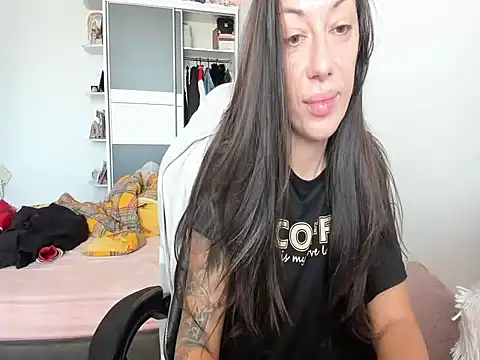 Snapshot of MeliEva chatting on October 20, 2025, 9:21 am MeliEva online show from October 20, 2025, 9:21 am