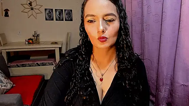 emma luxy online show from April 12, 2026, 12:15 am