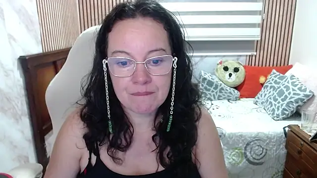 Sonialorens  online show from May 5, 2026, 5:32 pm