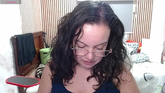 Sonialorens  online show from May 18, 2026, 9:53 pm
