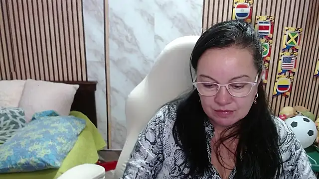 Sonialorens  online show from June 21, 2026, 7:27 pm