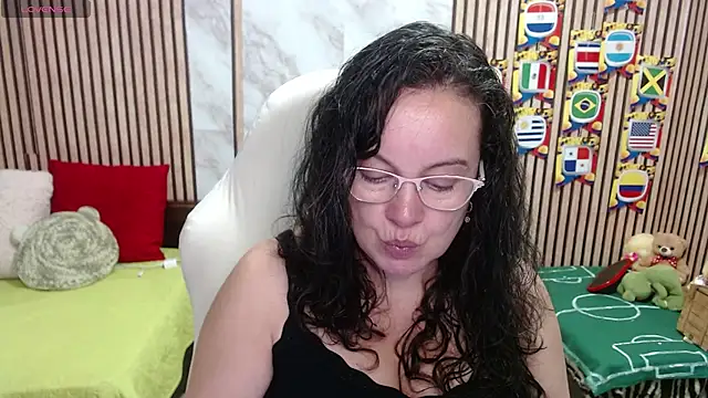 Sonialorens  online show from July 16, 2026, 4:35 pm
