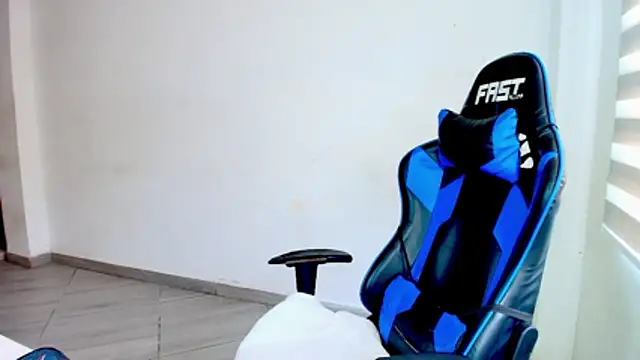 sophiax-x online show from March 15, 2026, 4:13 pm