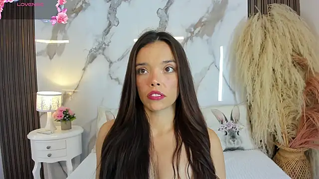 hannahill69 online show from April 7, 2026, 4:35 am