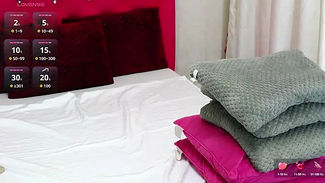 LoraDelNiro online show from October 29, 2025, 1:24 pm