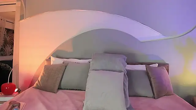 Nicolle W online show from October 2, 2025, 11:50 am