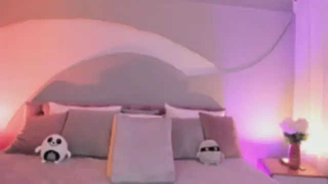 Nicolle W online show from October 30, 2025, 11:55 am