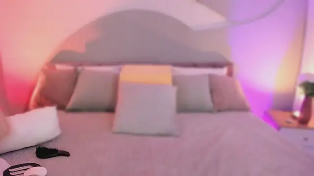 Nicolle W online show from November 3, 2025, 12:50 pm