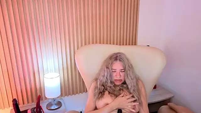 MarianL0ve online show from October 14, 2025, 10:49 am