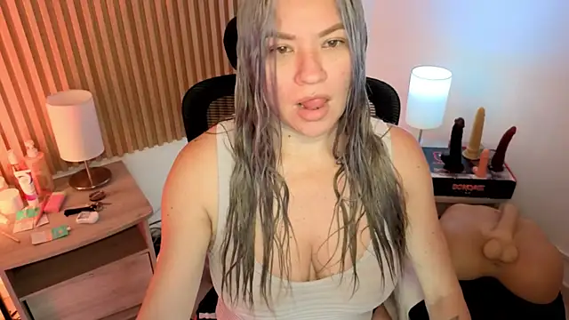 Snapshot of MarianL0ve chatting on May 6, 2026, 11:10 pm MarianL0ve online show from May 6, 2026, 11:10 pm