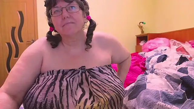 HugeTits online show from December 15, 2025, 1:54 am